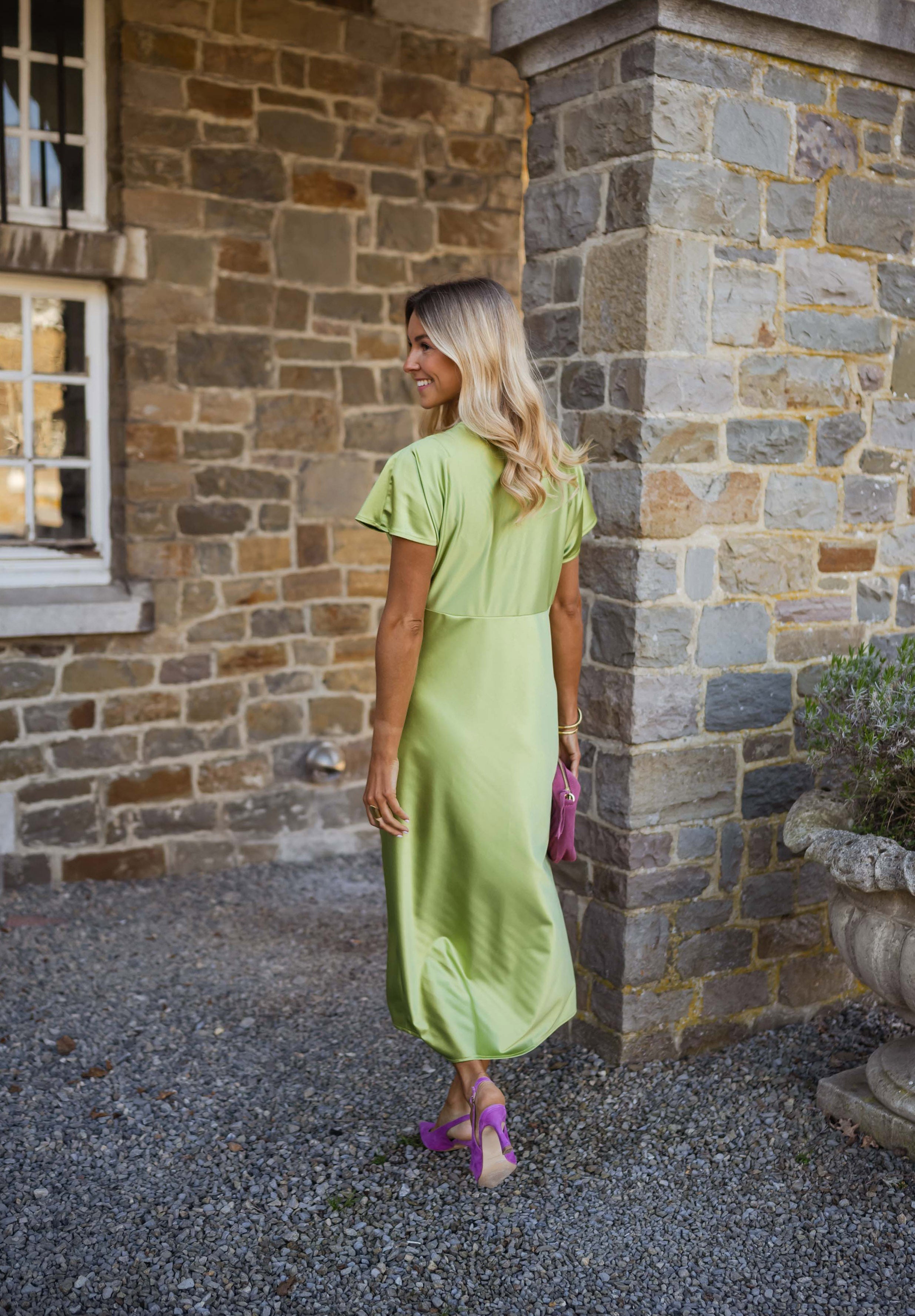 Eleonore | La robe en satin avec décolleté en V