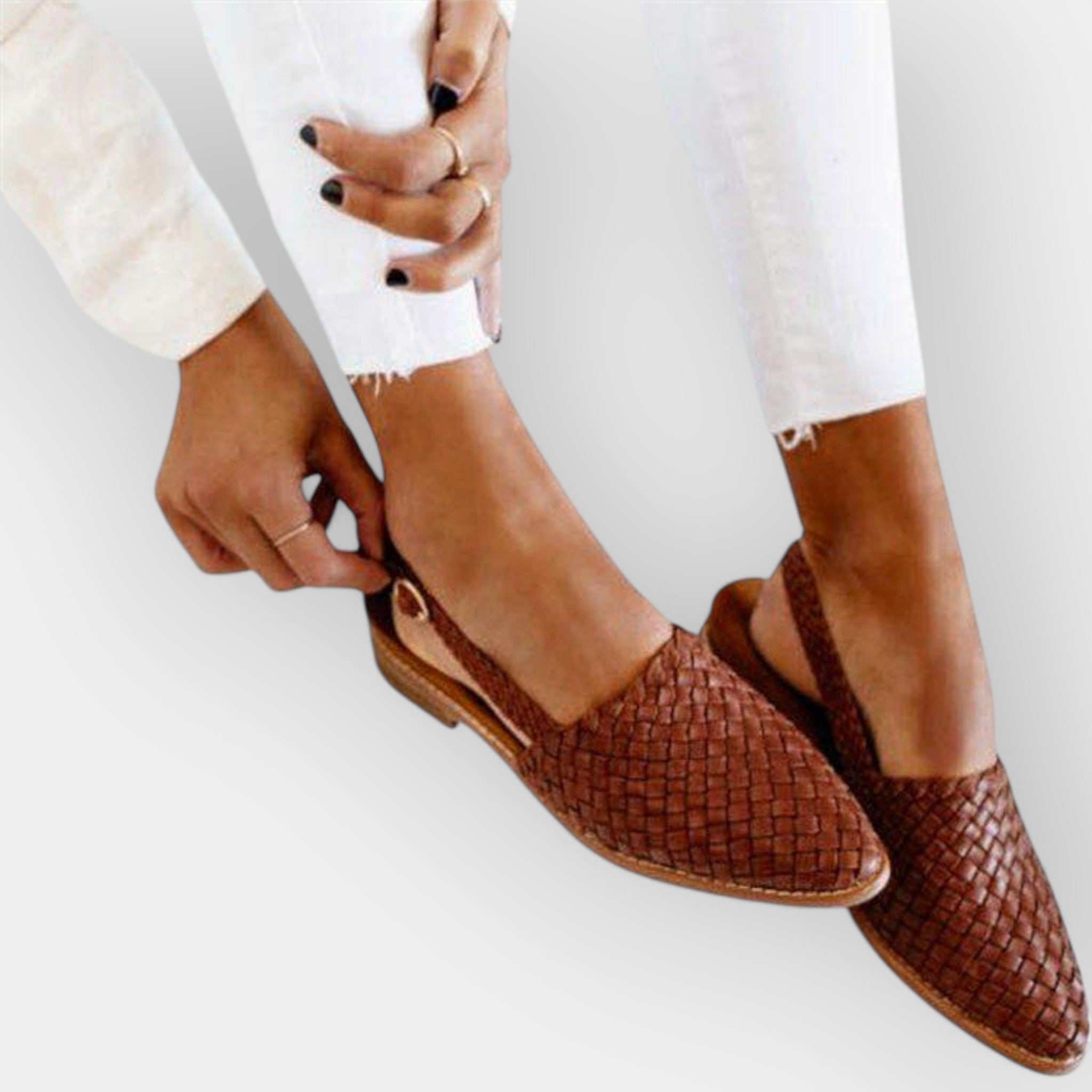 Sandales faites à la main avec une esthétique minimaliste